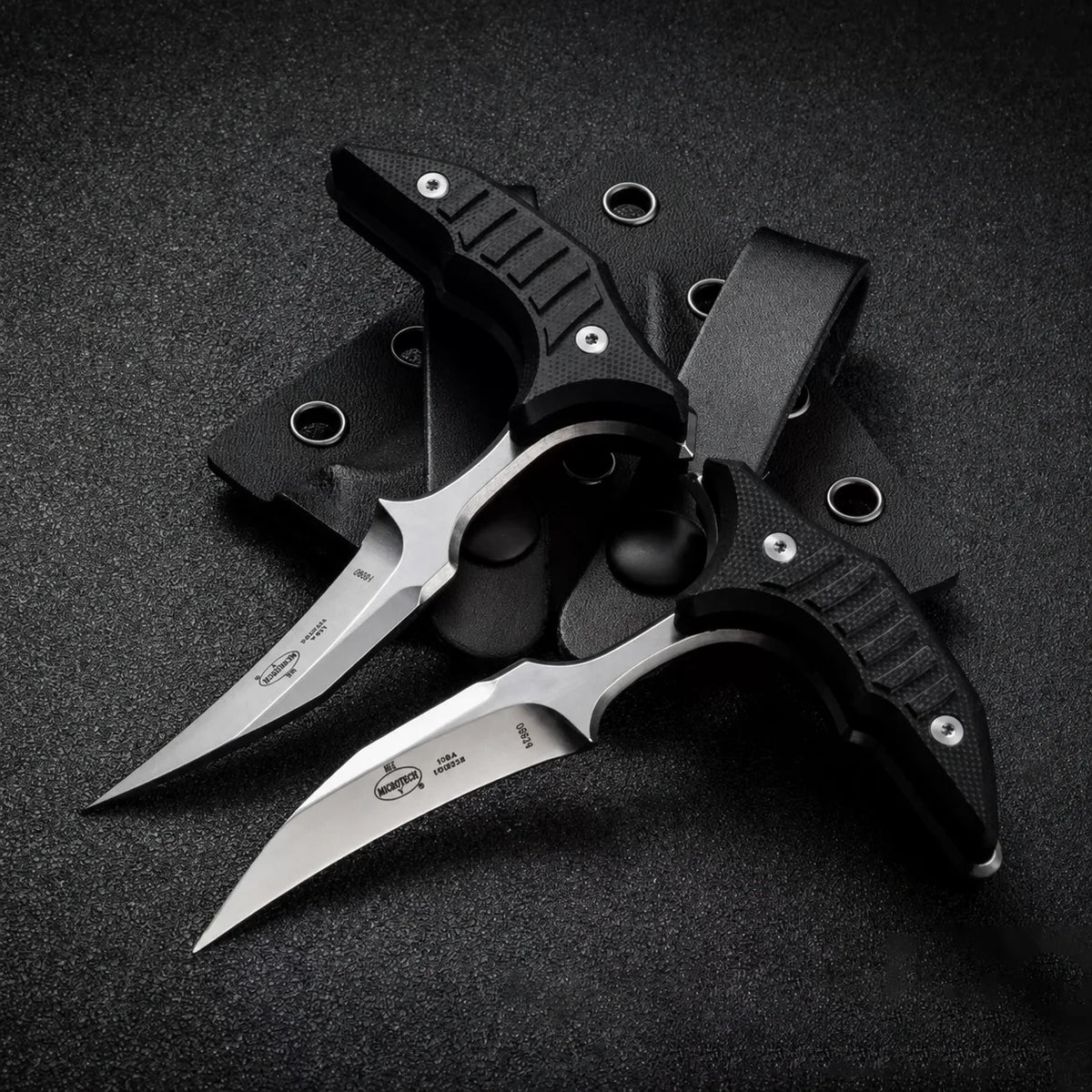 Double bee shaped push type dagger serrated DLC blade